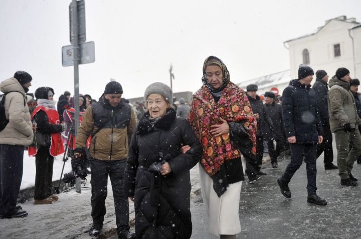 Рөстәм Миңнеханов Муса Җәлил һәйкәленә чәчәкләр салды (ФОТОРЕПОРТАЖ)