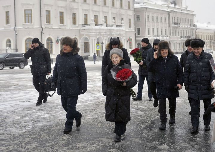 Рөстәм Миңнеханов Муса Җәлил һәйкәленә чәчәкләр салды (ФОТОРЕПОРТАЖ)