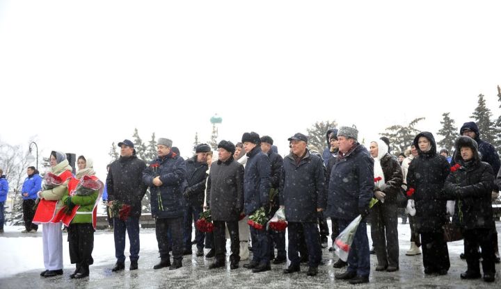 Рөстәм Миңнеханов Муса Җәлил һәйкәленә чәчәкләр салды (ФОТОРЕПОРТАЖ)