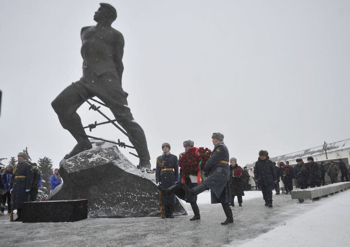 Рөстәм Миңнеханов Муса Җәлил һәйкәленә чәчәкләр салды (ФОТОРЕПОРТАЖ)