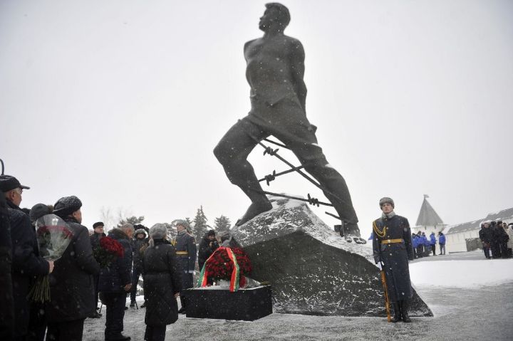 Рөстәм Миңнеханов Муса Җәлил һәйкәленә чәчәкләр салды (ФОТОРЕПОРТАЖ)