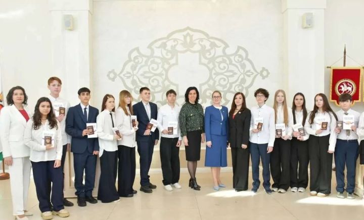 «Казан» гаилә үзәгендә егет-кызларга паспорт тапшырдылар