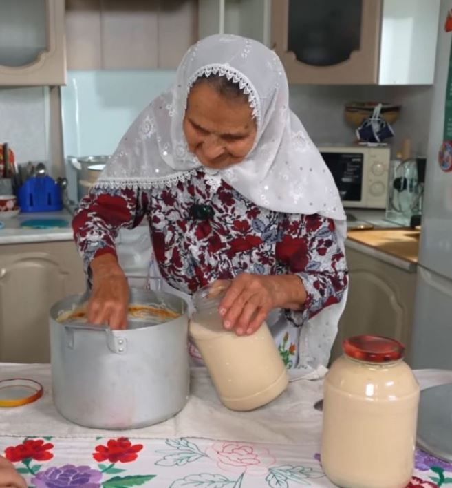 Иң тәмле катыкчы Нурзия әби: «13 яшемдә әниемә булышыр өчен ясый башладым»