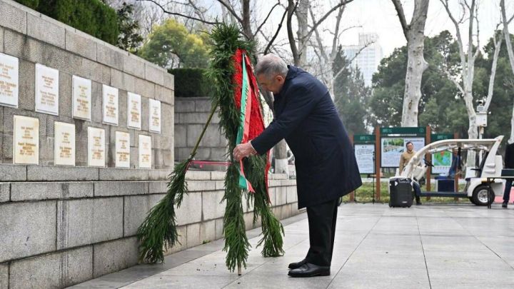 Рөстәм Миңнеханов Кытайның Ухань шәһәрендәге совет очучылары һәйкәленә чәчәкләр салды