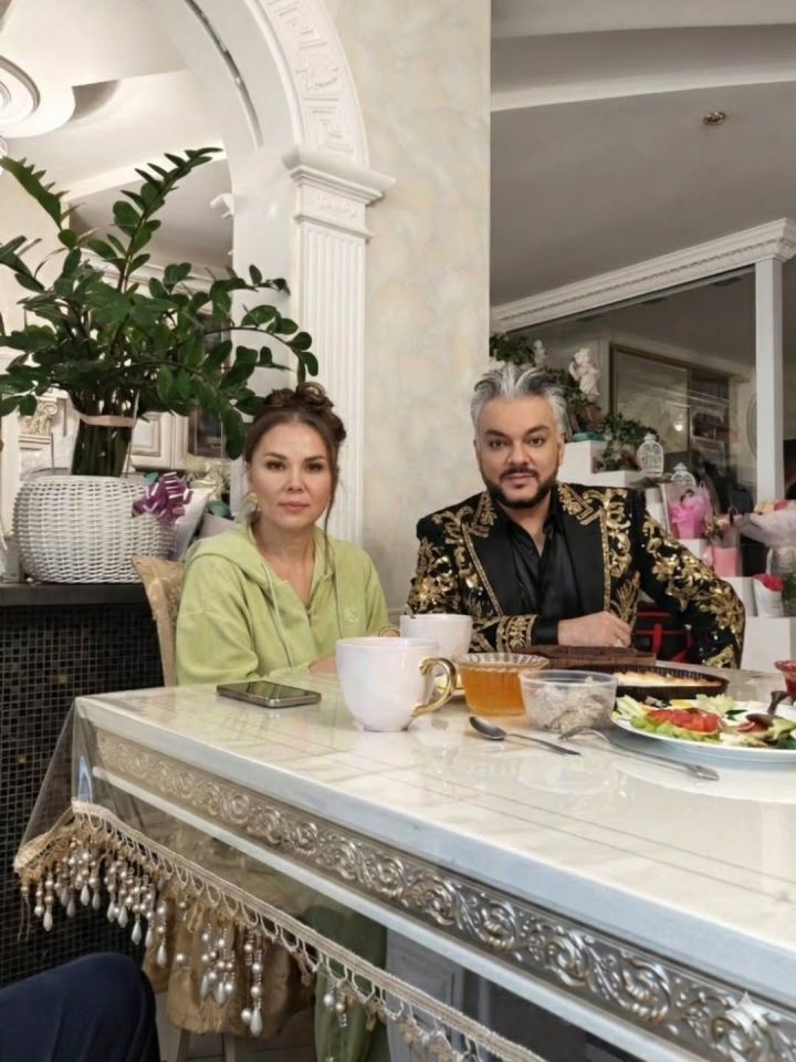 Гүзәл Уразова Филипп Киркоровны шәңгә белән «сыйлаган»