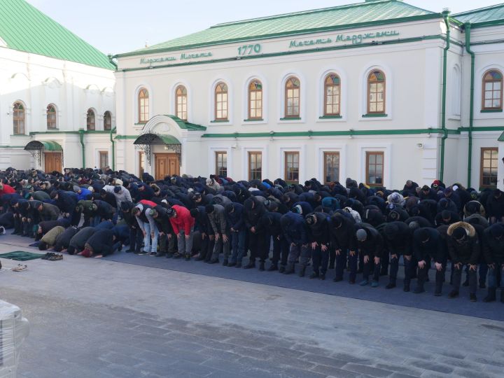 Казанның «Әл-Мәрҗани» мәчетендә Гает намазы укылды (ФОТОРЕПОРТАЖ)