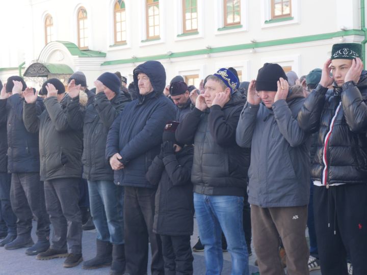 Казанның «Әл-Мәрҗани» мәчетендә Гает намазы укылды (ФОТОРЕПОРТАЖ)