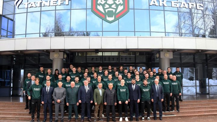 Рөстәм Миңнеханов «Ак Барс» командасы уенчылары белән очрашты