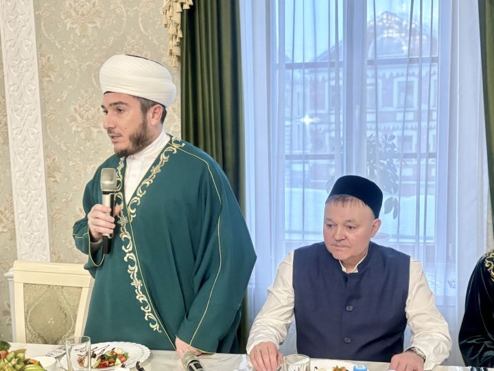 Болгар ислам академиясе ректоры Татарстанның дәүләт, фәнни, дини эшлеклеләре өчен ифтар үткәрде