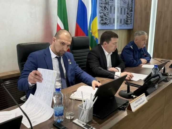 Рәсим Баксиков Биектауда СВОда катнашучыларга ярдәм күрсәтү турында фикер алышуда катнашты