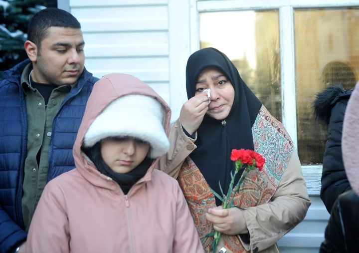 Депутатлар Иранның Казандагы Генераль Консуллыгының кайгы уртаклашу китабында язу калдырды