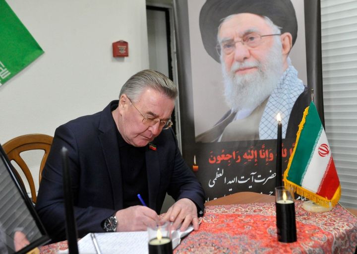 Депутатлар Иранның Казандагы Генераль Консуллыгының кайгы уртаклашу китабында язу калдырды