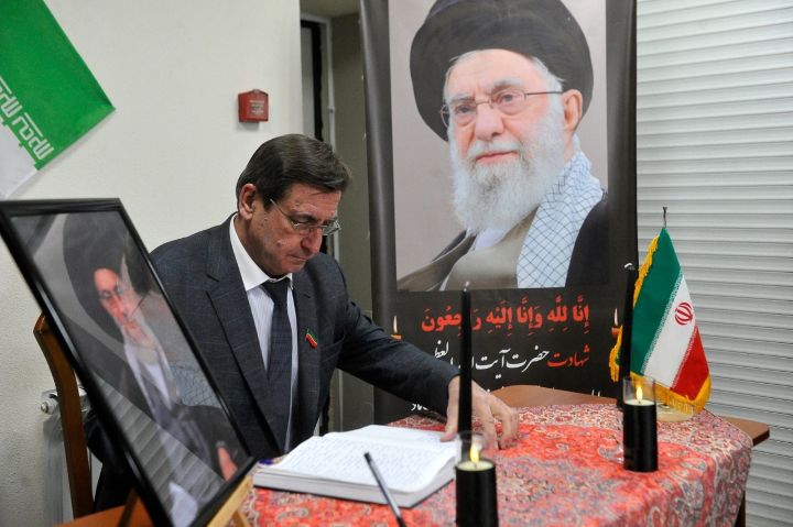 Депутатлар Иранның Казандагы Генераль Консуллыгының кайгы уртаклашу китабында язу калдырды