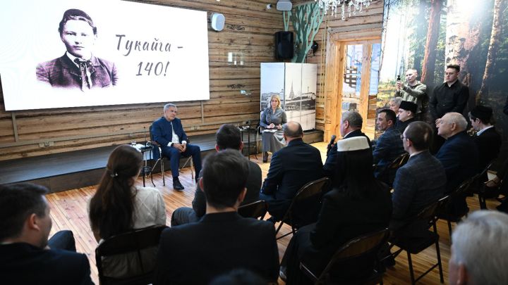 Рөстәм Миңнеханов Яңа Кырлайда татарның иҗади җәмәгатьчелеге вәкилләре белән очрашты