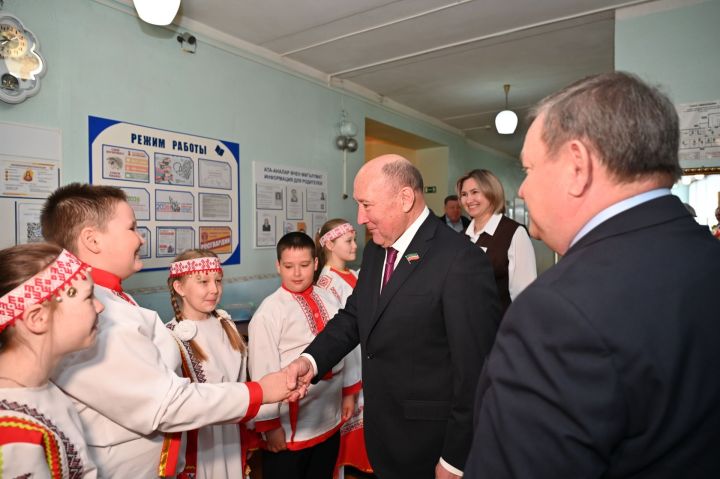 Марат Әхмәтов: «Туган телне саклау тәҗрибәсен күрше районнарга да тәкъдим итәргә була»