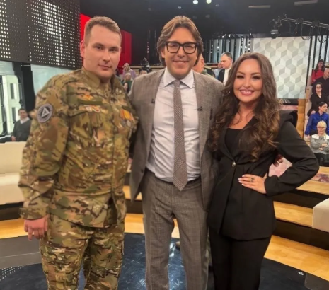 СВОда аягын югалткан хәрби хезмәткәр Андрей Малахов тапшыруында Римма Никитинага тәкъдим ясады