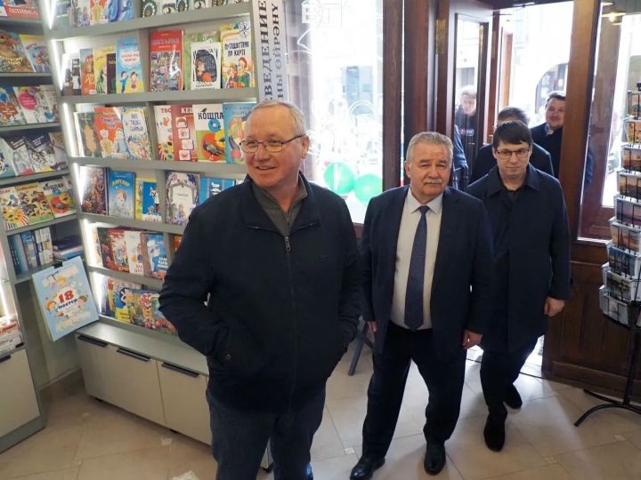 Казанда Татарстан китап нәшриятының яңартылган кибете ачылышыннан ФОТОРЕПОРТАЖ