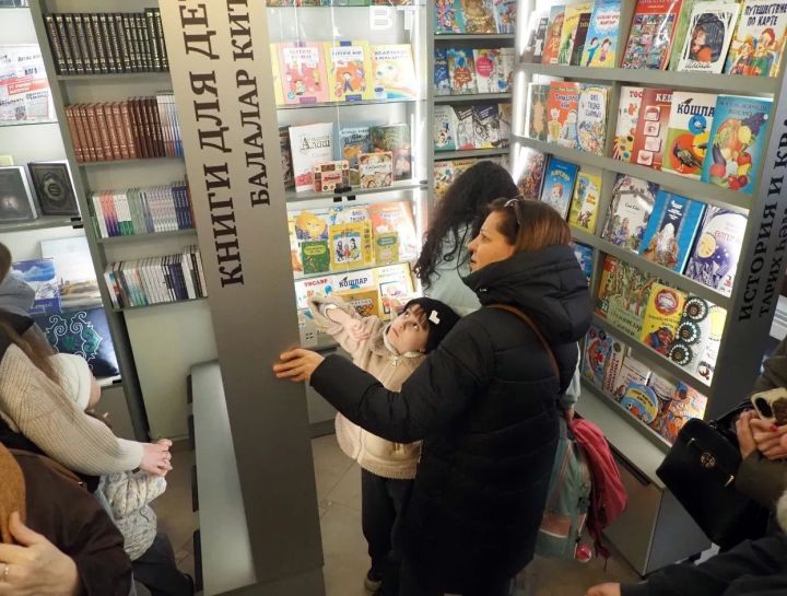 Казанда Татарстан китап нәшриятының яңартылган кибете ачылышыннан ФОТОРЕПОРТАЖ