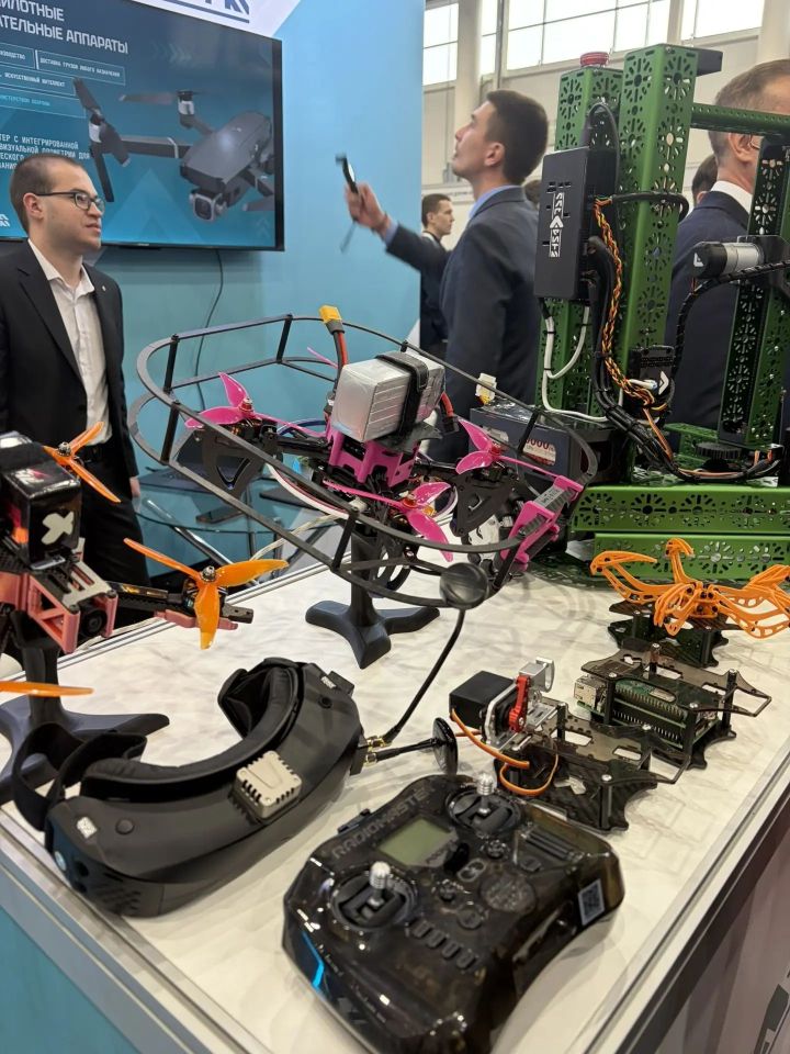 Миңнеханов, Фурсенко һәм Фальков Россия венчур форумы күргәзмәсен карады