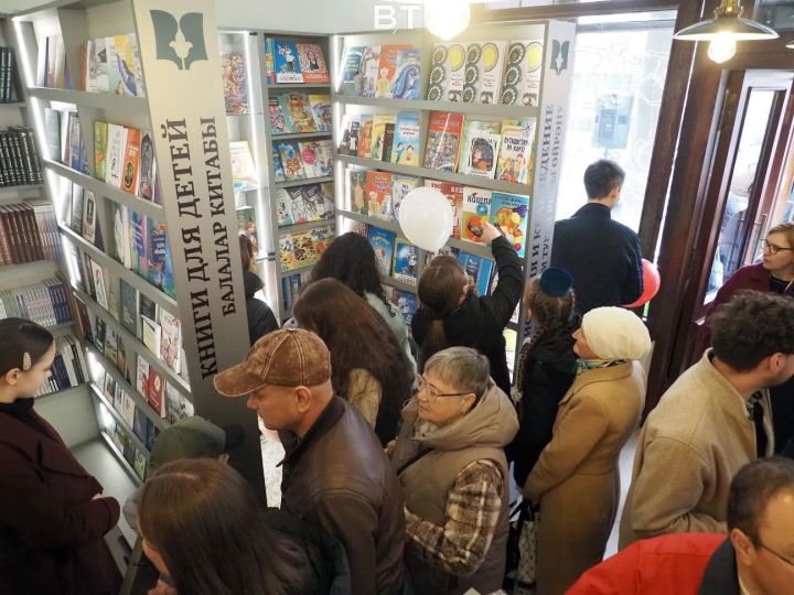 Казанда Татарстан китап нәшриятының яңартылган кибете ачылышыннан ФОТОРЕПОРТАЖ