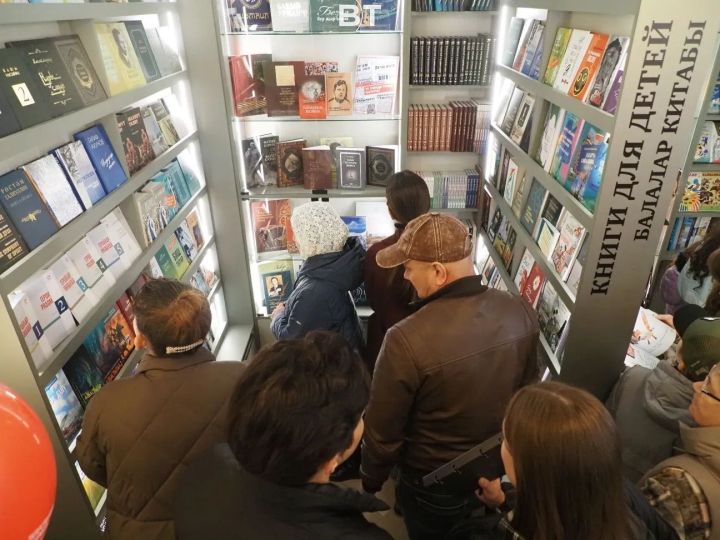 Казанда Татарстан китап нәшриятының яңартылган кибете ачылышыннан ФОТОРЕПОРТАЖ