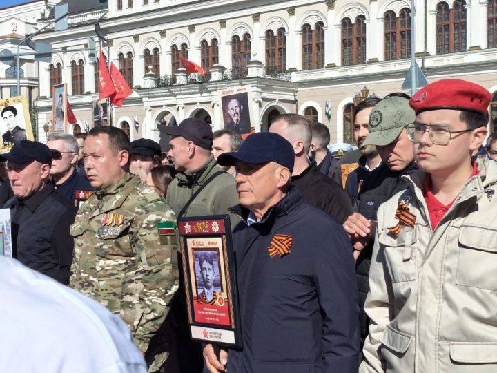 Татарстан Рәисе «Үлемсез полк» йөрешендә катнашты