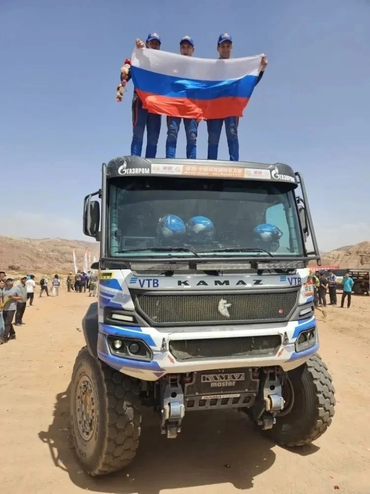 Рөстәм Миңнеханов КАМАЗ-мастер экипажын «Такла-Макан» раллиенда җиңүләре белән котлады