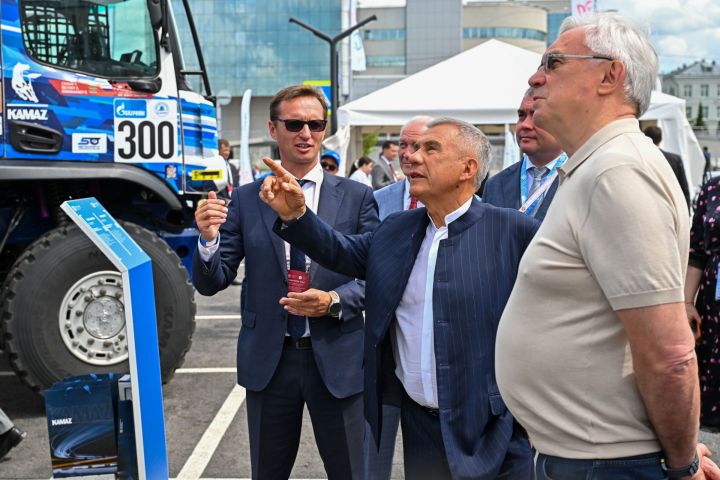 Рөстәм Миңнеханов Россия – АСЕАН саммитына әзерләнгән күргәзмәне карады