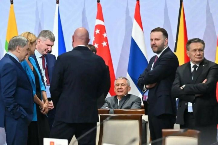 Татарстан – халыкара дипломатия үзәге: РТ Рәисенең АСЕАН байраклары янындагы фотосы басылды
