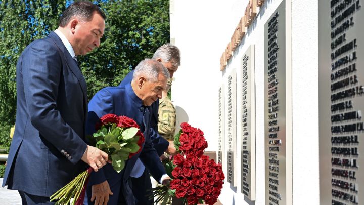 Рөстәм Миңнеханов дары заводы хезмәткәрләре истәлегенә мемориалга чәчәкләр салды