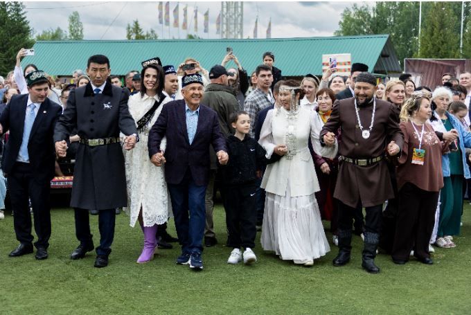 Бер мәйданда ике бәйрәм:  якут дусларыбыз Түбән Кама Сабан туена Ысыахны алып килгән