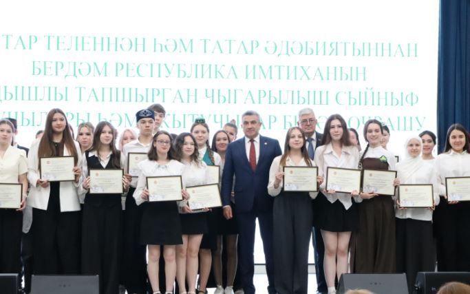 Илсур Һадиуллин татар теленнән БРИ бирүчеләргә: «Арагыздан табиб, хисапчы, очучылар да чыгар»