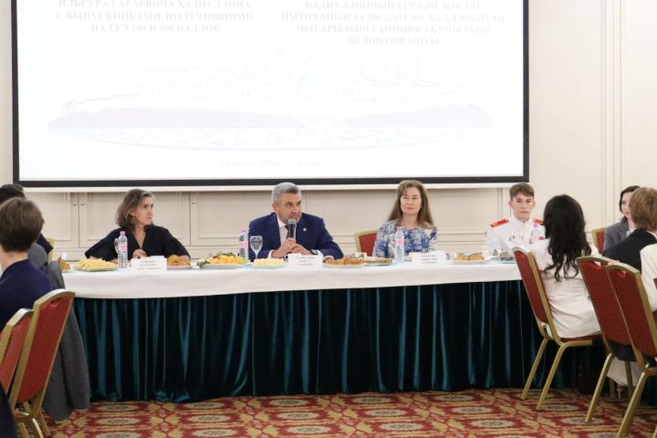 Министр БДИда 200–300 балл туплаган укучылар белән очрашты