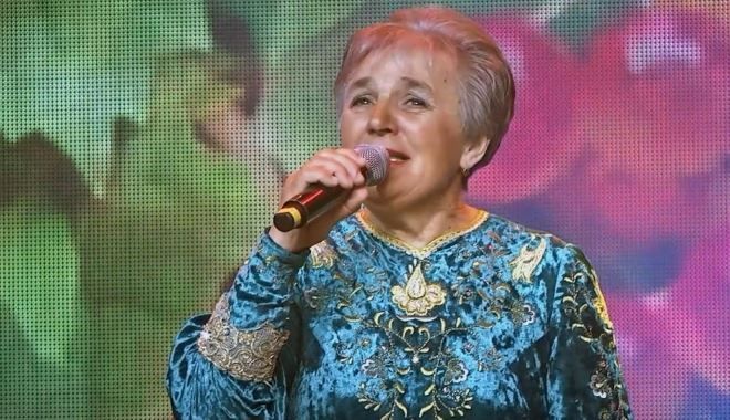 Рисәнә Мостафина: «Сәхнә түгел, машинада утырып җырлаган җырым танытты»