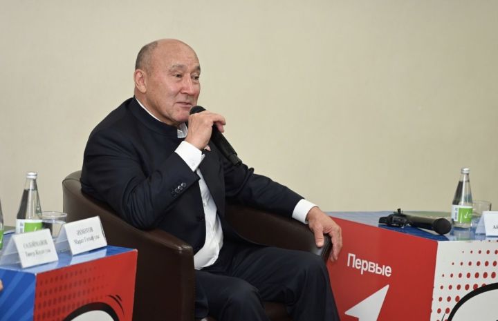 Марат Әхмәтов «Алдынгылар хәрәкәте» һәм «Ура, авылга!» проектын оештыручылар белән очрашты
