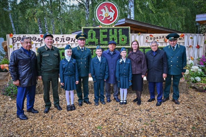 Татарстан Рәисе: Бездә урман тармагында үз эшенә ихлас бирелгән 2,5 меңгә якын кеше эшли